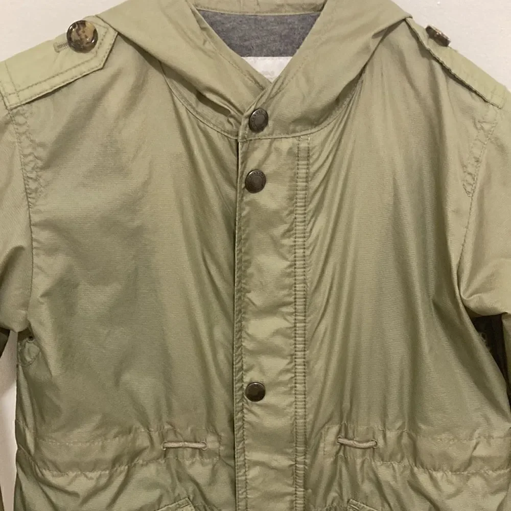 Burberry Boys Rain Jacket with Hood. Olive green Nylon. Size 4 Yr.